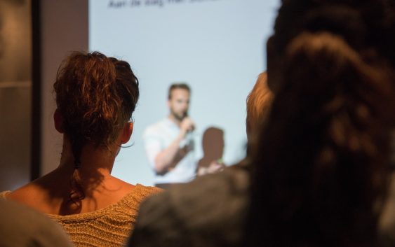 Tipy, aby se vám při konferencích nebo přednáškách netřásl hlas